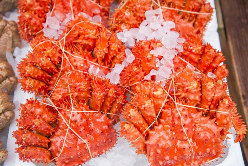 ปูยักษ์ Fresh alaska king crab on ice at Hakodate Morning Market, Hokkaido, Japan